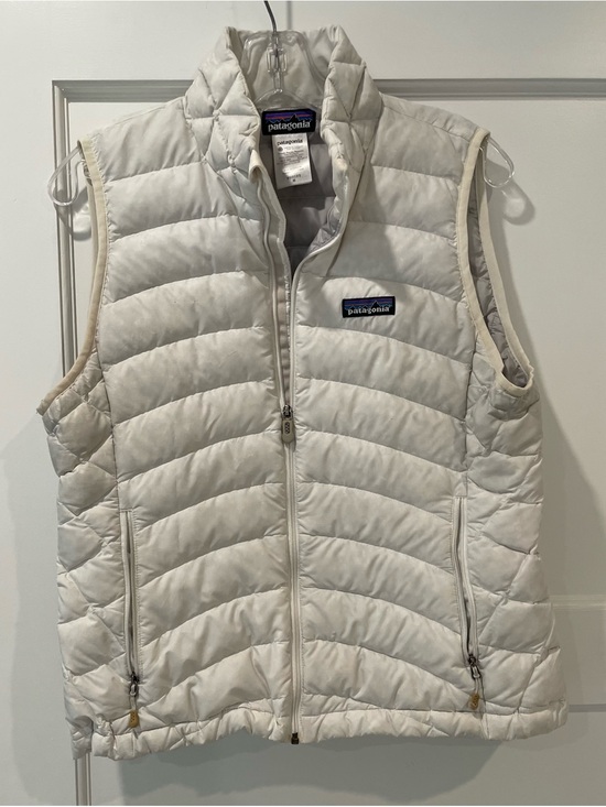 Patagonia Jackets & Blazers - Patagonia Off-White Quilted Down Vest